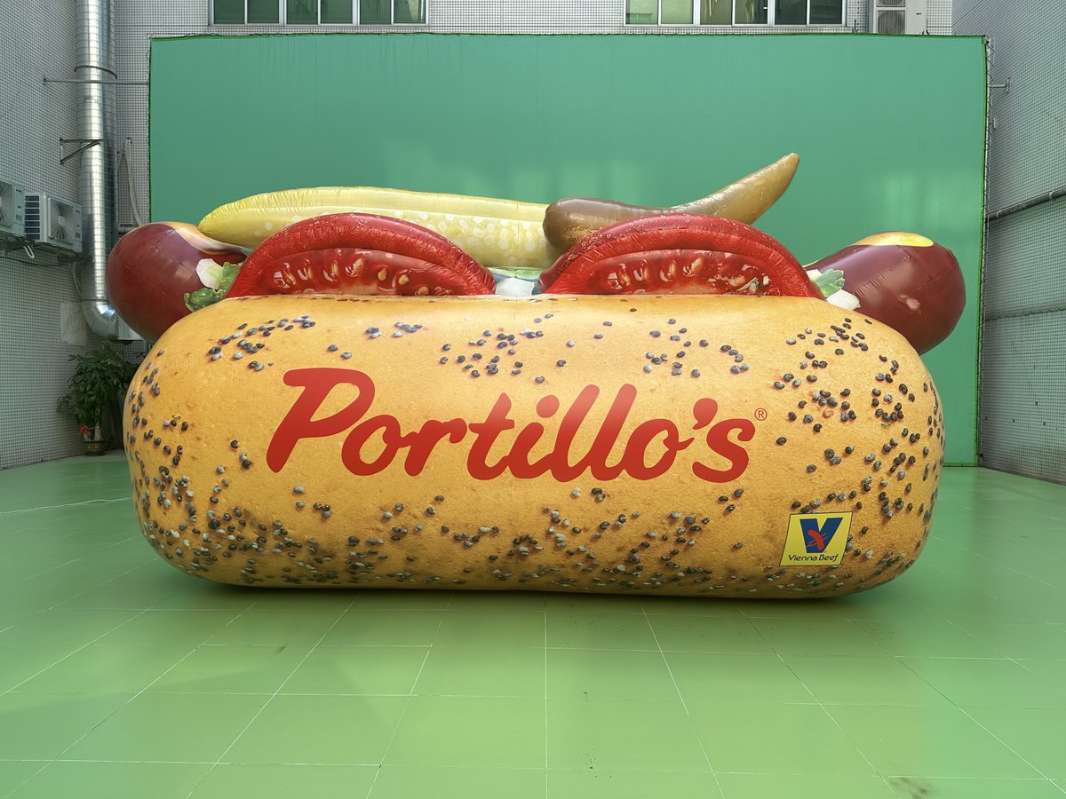 BeefBusOfficial's tweet image. Something HUGE is coming to Dallas! 

The Beef Bus is coming to Klyde Warren Park (near Olive St.) this week, and so is our GIANT inflatable hot dog! 

Bring your appetite and your camera on 7/16 from 11AM-4PM &amp;amp; 7/18 from 4-9PM 🌭