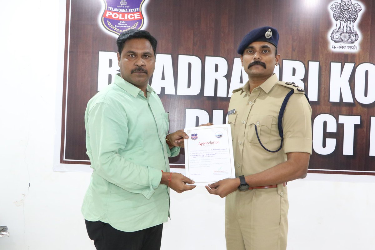 SP KOTHAGUDEM (@spkothagudem) on Twitter photo ప్రతి కేసులో సమగ్ర దర్యాప్తును చేపట్టి నేరస్తులకు శిక్ష పడే విధంగా అధికారులందరూ కృషి చేయాలి
డయల్ 100 నకు ఫోన్ రాగానే త్వరితగతిన స్పందించి బాధితులకు అండగా నిలబడాలి
నెలవారీ నేర సమీక్షా సమావేశంలో జిల్లా ఎస్పీ రోహిత్ రాజు ఐపిఎస్.<a href="/TelanganaDGP/">DGP TELANGANA POLICE</a> <a href="/TelanganaCOPs/">Telangana Police</a> ప్రతి కేసులో సమగ్ర దర్యాప్తును చేపట్టి నేరస్తులకు శిక్ష పడే విధంగా అధికారులందరూ కృషి చేయాలి
డయల్ 100 నకు ఫోన్ రాగానే త్వరితగతిన స్పందించి బాధితులకు అండగా నిలబడాలి
నెలవారీ నేర సమీక్షా సమావేశంలో జిల్లా ఎస్పీ రోహిత్ రాజు ఐపిఎస్.<a href="/TelanganaDGP/">DGP TELANGANA POLICE</a> <a href="/TelanganaCOPs/">Telangana Police</a>