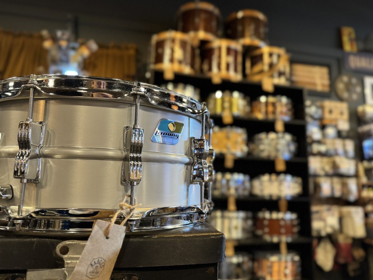 badgesdrumshop's tweet image. The snare wall is stocked with new, used, and vintage treasures. Come by and see what catches your ear. 

Badgesdrumshop.com 
127 W Main St 
Mason, OH 45040
Tues-Thurs 12-7pm
Friday-Sat 12-5pm 

#snare #snaredrum #drumlife #snaredrummer #ludwigsnare #drums #jazzdrums