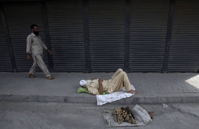 NowOrNever_IN's tweet image. ⚠️ ALERT: 19 जुलाई को पाकिस्तान में ❤ व्यापार की खेती थम जाएगी!

🗓️ KCCI, LCCI, SCCI समेत 50+ व्यापार निकायों ने देशव्यापी #ShutterDownStrike की घोषणा की है।
🚛 “Section 37A/37B, 21(s), digital invoicing, e-bilty – तुरंत हटाओ!”
📢 व्यापारियों का कहना है : “ना तो फिलिंग, ना तो…