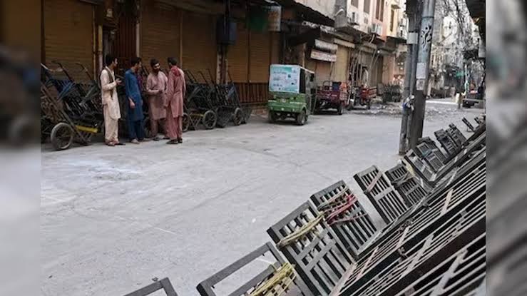 NowOrNever_IN's tweet image. ⚠️ ALERT: 19 जुलाई को पाकिस्तान में ❤ व्यापार की खेती थम जाएगी!

🗓️ KCCI, LCCI, SCCI समेत 50+ व्यापार निकायों ने देशव्यापी #ShutterDownStrike की घोषणा की है।
🚛 “Section 37A/37B, 21(s), digital invoicing, e-bilty – तुरंत हटाओ!”
📢 व्यापारियों का कहना है : “ना तो फिलिंग, ना तो…