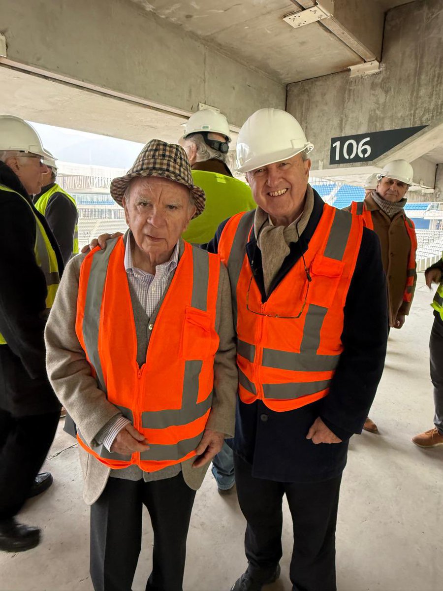 Nuestro Presidente, Miguel Ángel Mujica, visitó el avance de obras del Claro Arena 🏟️.

Más información: coch.cl/presidente-mig…