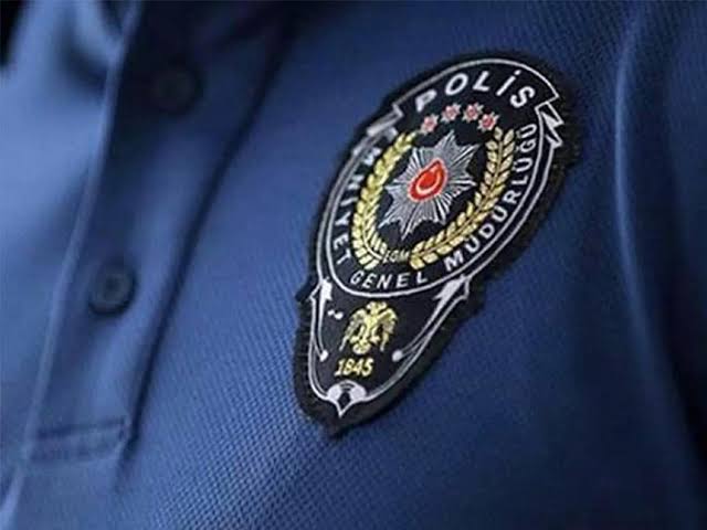 #PoliseHepVaat
Türk Polisi bir yandan can ve başla vatan ve millet için çalışırken, diğer yandan adeta yaşama tutunma mücadelesi veriyor.
Çalışma saatleri, ikinci şark zorunluluğu, düşük maaş ve aile birliğini sağlamada karşısına çıkarılan sorunlarla polis resmen eziliyor.
Türk