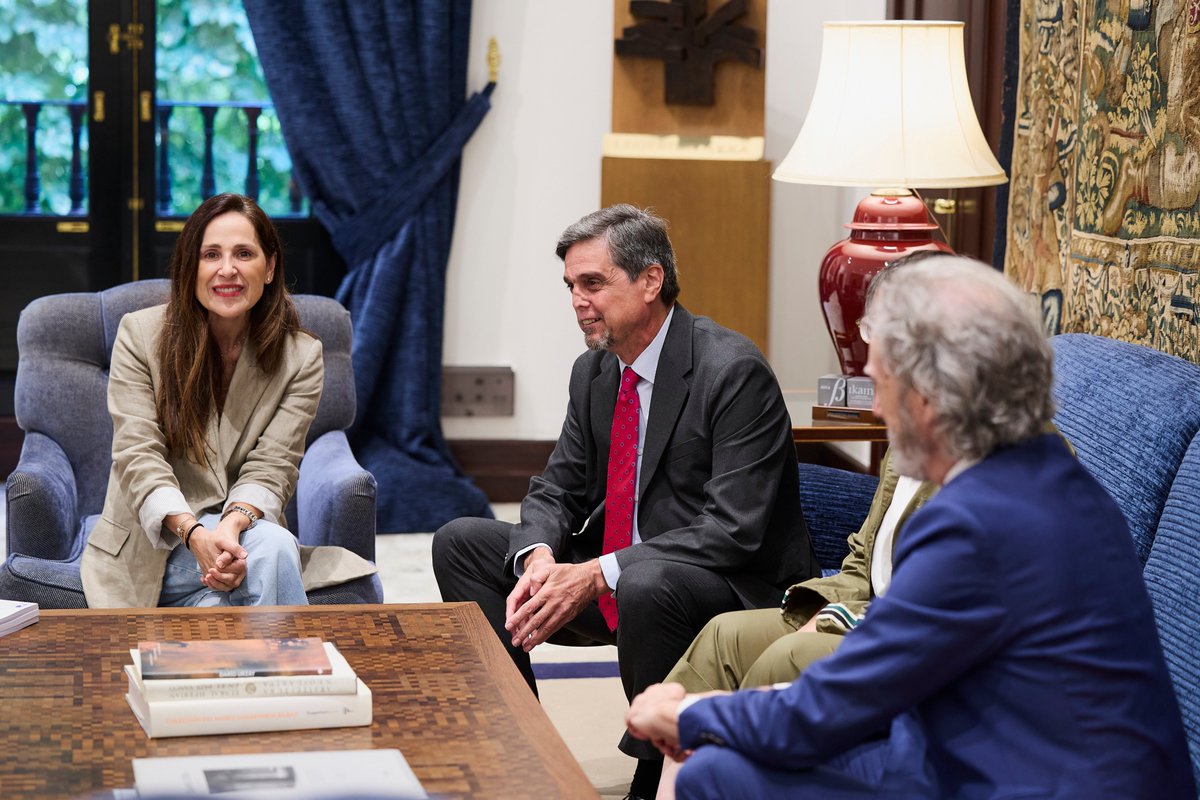 PVasco_EuskoL's tweet image. Legebiltzarreko presidenteak Euskadiko Ekonomia eta Gizarte Arazoetarako Batzordearen 2024ko Memoria Sozioekonomikoa jaso du
➡️legebiltzarra.eus/portal/eu/web/…
La presidenta del @PVasco_EuskoL recibe la Memoria 2024 del Consejo Económico y Social Vasco @cesegab
➡️legebiltzarra.eus/portal/es/web/…