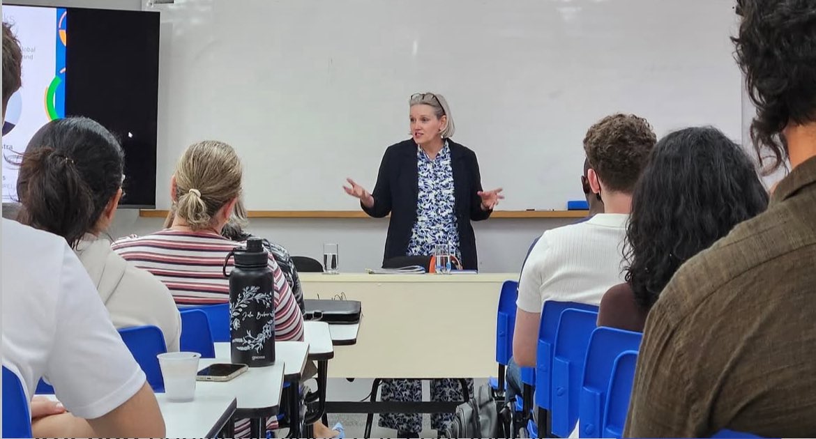A diretora do Departamento do Hemisfério Ocidental do <a href="/DutchMFA/">Dutch Ministry of Foreign Affairs 🇳🇱</a>, <a href="/marjankamstra/">Marjan Kamstra</a>, participou de uma sessão do IREL Talks com estudantes da <a href="/unb_oficial/">UnB</a>. Agradecemos a <a href="/irelunb/">iREL - UnB</a> pela troca inspiradora! 🇧🇷🤝🇳🇱