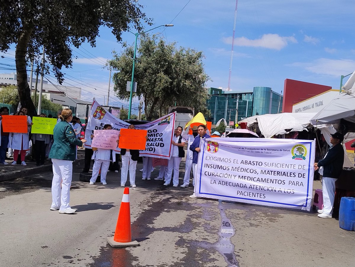 #ÚltimaHora 

Trabajadores, médicos y enfermeras del se manifiestan en el Hospital Adolfo López Mateos del #IMSS.

Cierran la vialidad Nicolás San Juan en busca de soluciones a pagos atrasados, además solicitan insumos para el hospital.

Fotos: Policías Unidos de Toluca