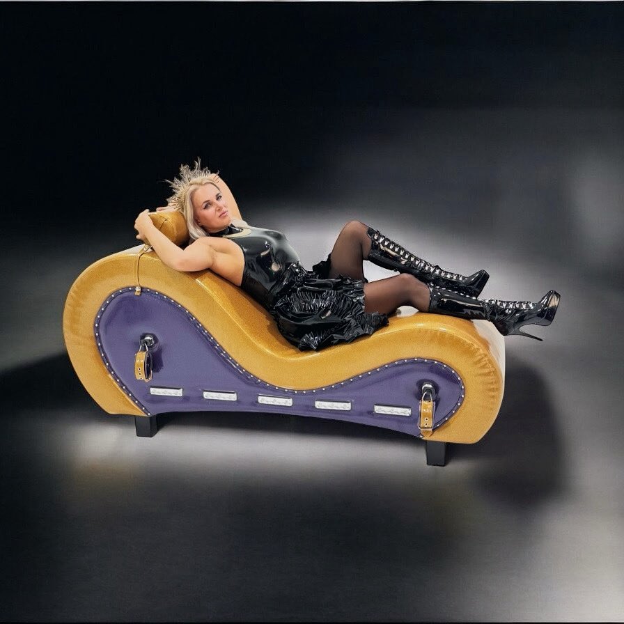 SkunkworxDesign's tweet image. 🔥Heute droppen wir den nächsten Special Edition Skunkworx Lounger! ✨ Diesmal in atemberaubendem Lila-Gold mit Glitzer-Effekt – ein echtes Highlight!😍 Mit Fuß- und Handfesseln sowie einer stylischen Kopfstütze.💪
Email: annemarie@skunkworx-design.de WhatsApp: 015678879108