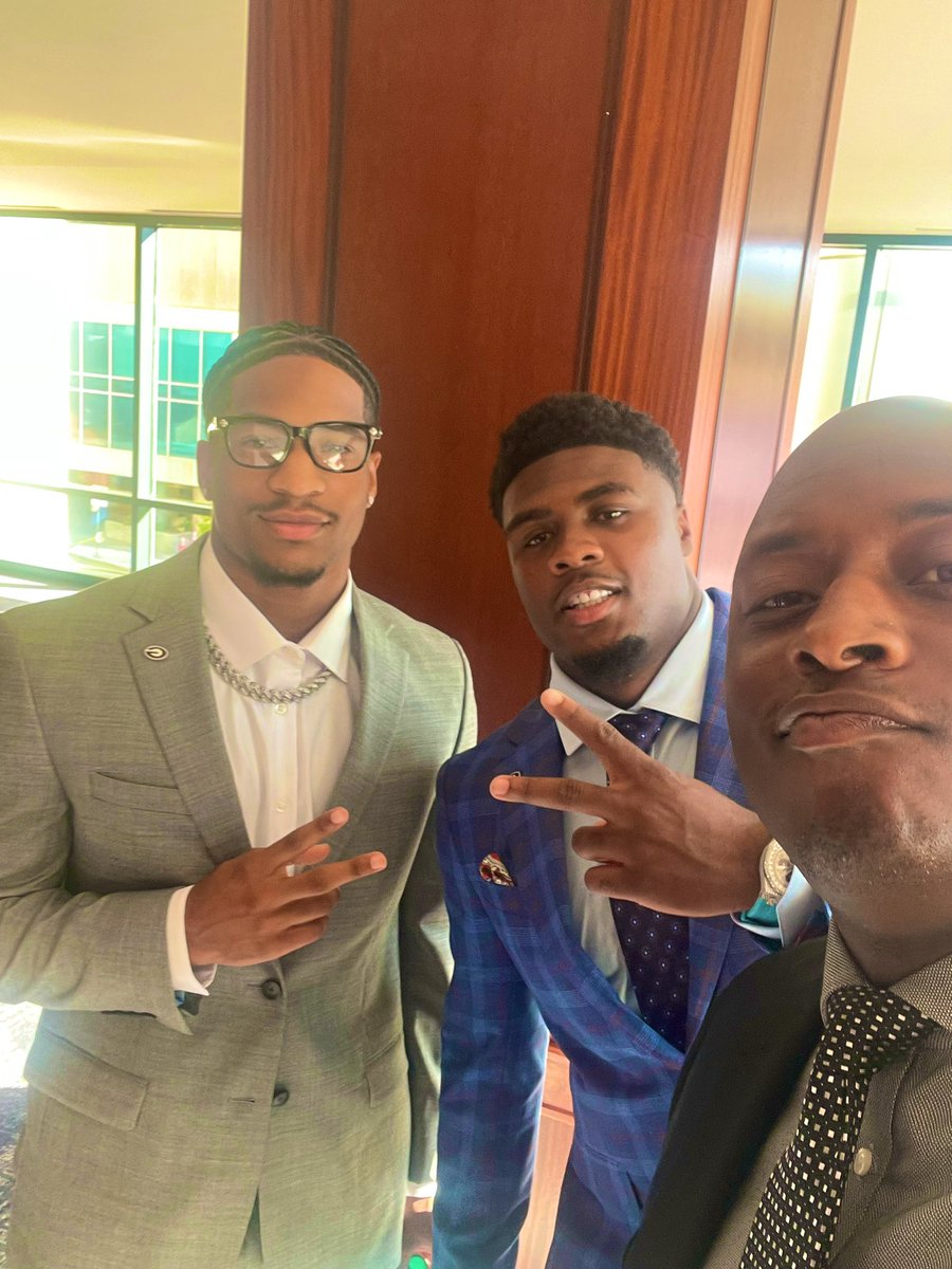 DjShockley3's tweet image. Dawgs have arrived for #SECMEDIADAYS!!
I’ll have more with them later today on what to expect from this 2025 Georgia Team!!
And @GunnerStockton tells me what he has done to prepare himself to lead the dawgs this season.