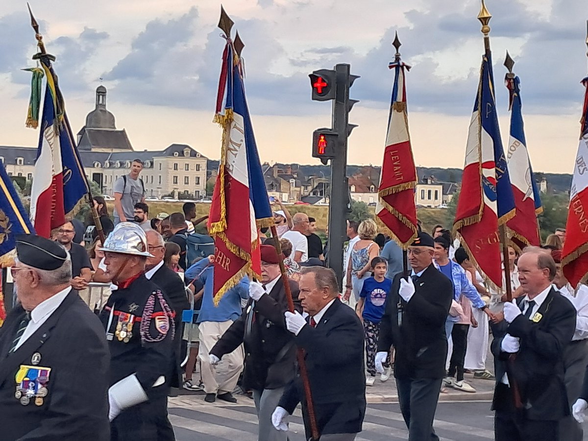 MichelChassier's tweet photo. Présent aux cérémonies du 14 juillet à #Blois avec un détachement de la #BA273, un détachement du 12è Cuirassier d'Olivet, les drapeaux des Anciens combattants, la Marseillaise interprêtée par une chorale blésoise. https://t.co/3GzayVJzW1