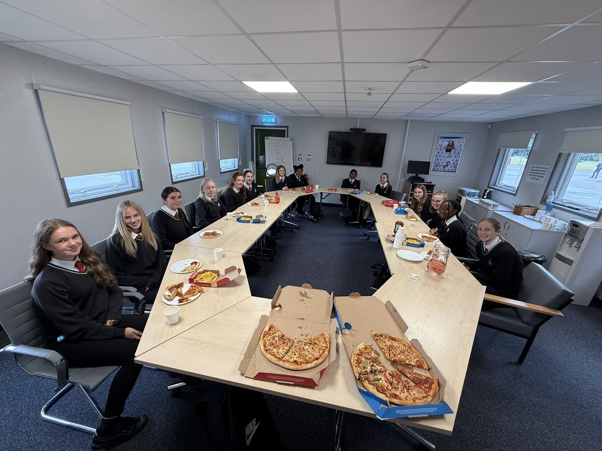Today it was our U14 Netball team to enjoy their celebratory pizza lunch for becoming Humber Youth Games Champions last week. Another fantastic season for this team. Well done to you all🏐🙌🏻
