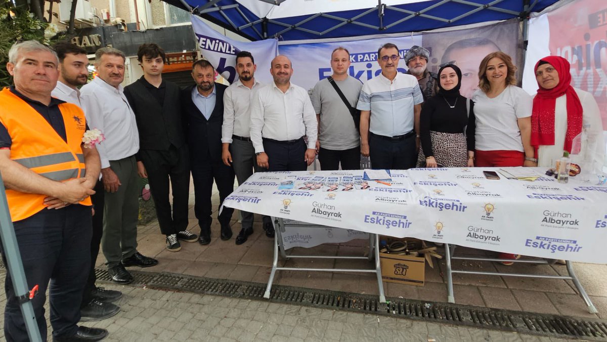 Teşkilat mensuplarımızı “AK Parti Seninle” çadırında ziyaret ederek emekleri ve gayretleri için teşekkür ettik. 

Bu vesileyle iki kıymetli kardeşimizi de ailemize katarak AK Partimize üye yaptık. 

Birlik ve beraberlik ruhumuyla kararlılıkla yürümeye devam edeceğiz.