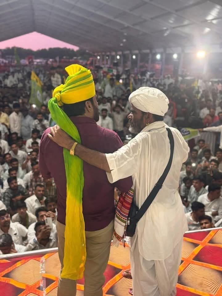 आज की  खूबसूरत फोटू, बस यही कमाया है <a href="/hanumanbeniwal/">HANUMAN BENIWAL</a> जी ने।
जनता को इतना प्यार कोई नेता नहीं दे सकता ।

हनुमान सब का लाडला है ।