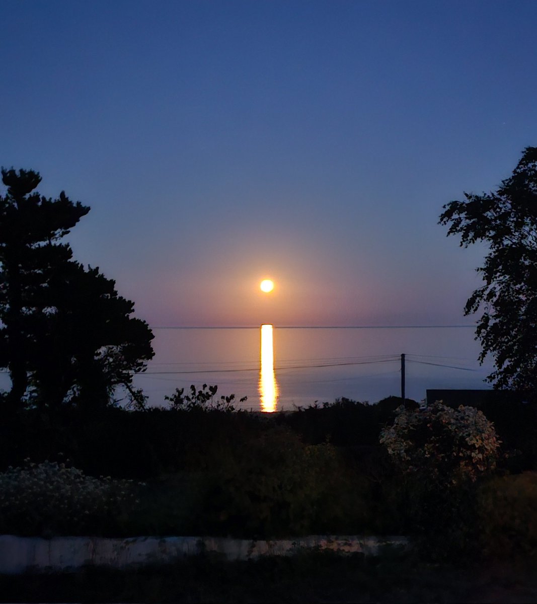 PaulDrawsArt's tweet image. On holiday at the seaside and the moon was nice the other night