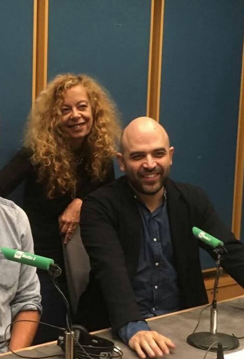 LaLipperini's tweet image. Questa notte, un minuto dopo la mezzanotte, torna Cose (molto) preziose su Spotify e le altre piattaforme. Questa volta chiacchiero con @robertosaviano su "L' amore mio non muore" @Einaudieditore. Come sempre gratis e come sempre grazie a @EmonsEdizioni e @BPER_Banca