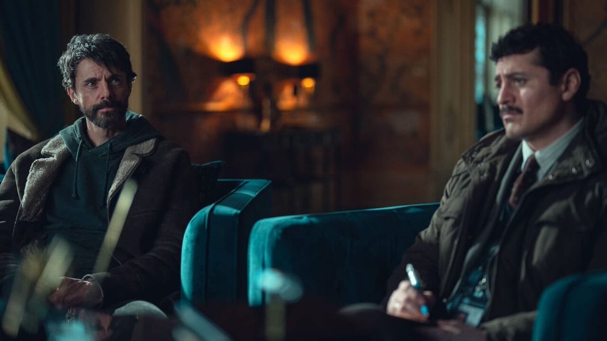 ilnetflixaro's tweet photo. THREAD RECENSIONI SERIE TV.  📺 
Da questo retweet (sotto la foto trovate le recensioni da 0 a 200) inizia la suddivisione del vecchio thread, e da qui proseguiamo il thread dedicato alle serie tv! Pronti? VIA!
201-A/ Dept.Q. Per questa serie, non potevo aspettare, avevo bisogno di recensirla subito quando ancora le emozioni mi attraversavano corpo, mente e anima. Dept. Q - Sezione casi irrisolti, una serie inglese del 2025, basata sui romanzi di Jussi Adler-Olsen, con Matthew Goode e creata da Scott Frank per Netflix. è una serie crime che mi ha fatto innamorare per la sua intensità e quel giusto bilanciamento tra ironia e drammaticità. Ambientata a Edimburgo, segue Carl Morck (Matthew Goode), un detective geniale ma burbero (mi ci sono rivisto molto in lui, e’ la versione interiore di me che lui esprime esternamente), segnato da una sparatoria che ha paralizzato il partner Hardy (Jamie Sives) e ucciso un agente. Relegato al seminterrato come capo del “Department Q”, un’unità per casi irrisolti, Carl si ritrova con Akram Salim (Alexej Manvelov), un ex poliziotto siriano, e Rose Dickson (Leah Byrne), una recluta fragile ma determinata. Indagano sulla scomparsa della procuratrice Merritt Lingard (Chloe Pirrie), svelando un intrigo che mi ha lasciato a bocca aperta. La regia di Frank è elettrizzante, con una fotografia che rende Edimburgo un personaggio vivo, tra vicoli oscuri e panorami caratteristici. Goode è strepitoso, con il suo sarcasmo irresistibile, Manvelov porta calore, e Byrne aggiunge cuore. Per non parlare di Kelly Macdonald, attrice che adoro. La trama, ricca di colpi di scena, mi ha catturato, mentre la colonna sonora amplifica l’adrenalina. Il legame tra i protagonisti e i dialoghi sono molto credibili e colpiscono per l’umanità che trasmettono con tutti i limiti che ognuno di noi si porta dietro. BELLA, BELLA, BELLA. La vita fa schifo, ma quando ci sono serie così, almeno hai un posto dove nasconderti e scordarti per un po’ delle paure che ci attanagliano. Non vedo l’ora di vedere la seconda stagione. 
Ripeto le recensioni da 0 a 200 sono qui sotto 👇🏻 
#DeptQ #SezioneCasiIrrisolti #MatthewGoode #AlexejManvelov #LeahByrne #Crime #Netflix #Thriller #Edimburgo #ScottFrank