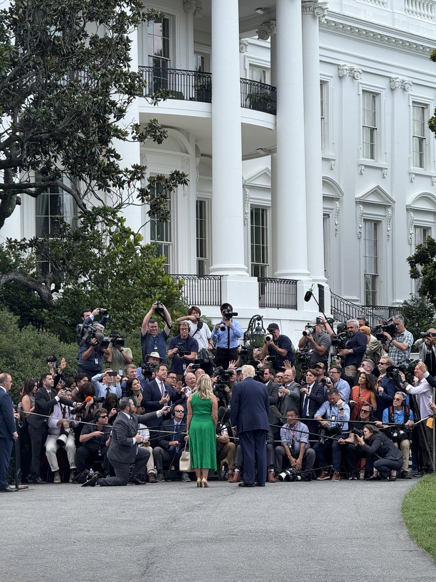 MargoMartin47's tweet image. President @realDonaldTrump and @PressSec taking questions from the press before departing to Pittsburgh 🇺🇸