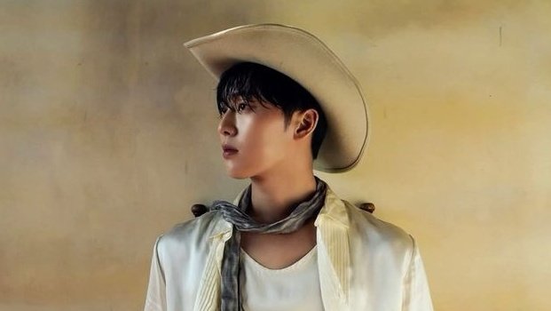 shsewhy's tweet photo. #shse au 👢🌾

Suho é um vaqueiro nato, da fivela brilhante e chapéu colado na cabeça. Até o dia em que seu chapéu para na cabeça de Sieun — um mimado da cidade, mandado pro interior pra “virar gente”.

E quem entende, sabe que a regra é clara: Se põe o chapéu, monta o cowboy. https://t.co/UIjnB8uP79