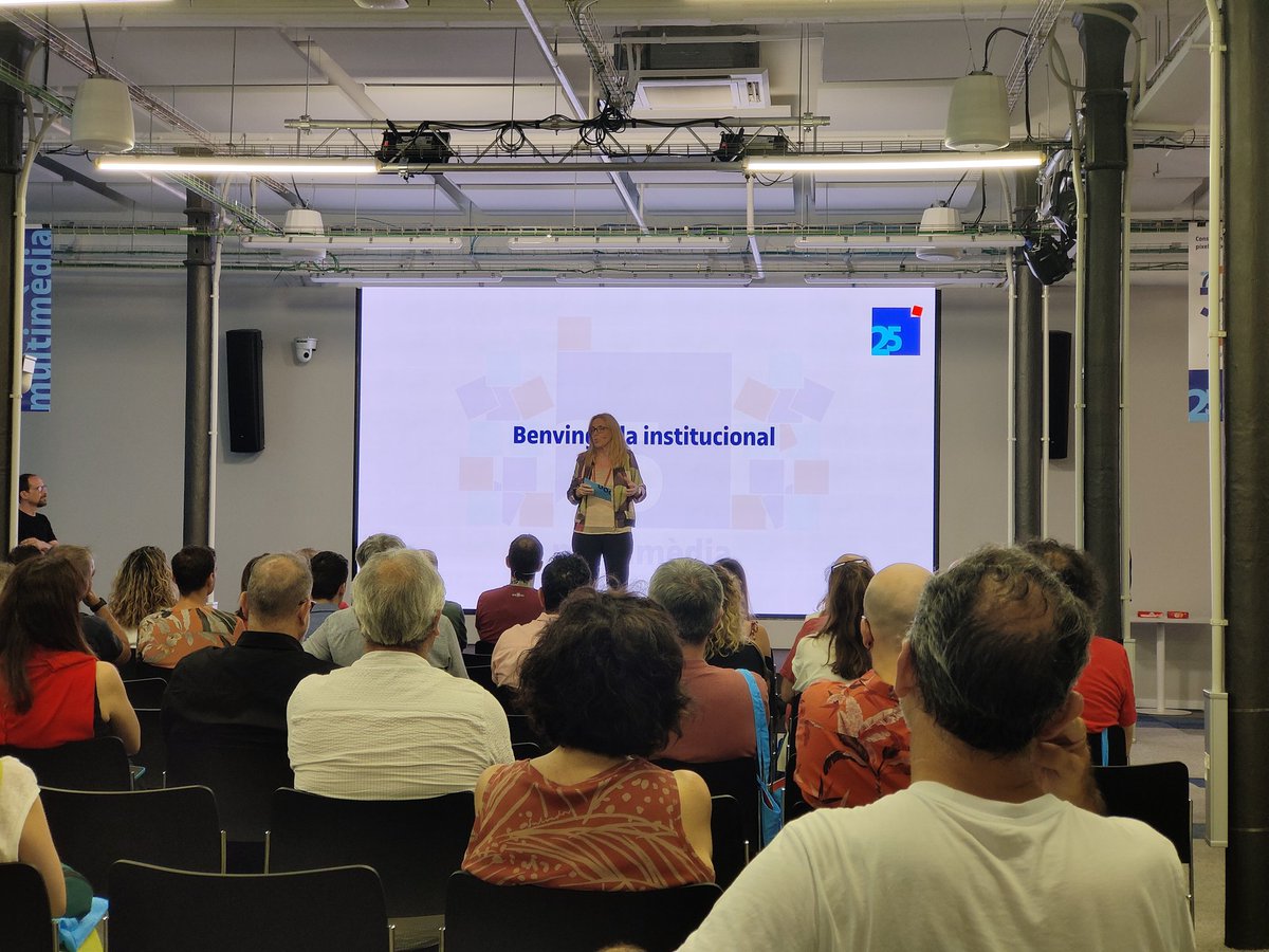 UOCeimt's tweet image. 🎂📸Avui hem celebrat els 25 anys del grau de Multimèdia de la @UOCuniversitat!

🥰Un acte molt especial per compartir experiències, reflexionar sobre el camí recorregut i imaginar junts el futur del professional multimèdia.

✅Amb la benvinguda institucional de la #rectoraUOC…