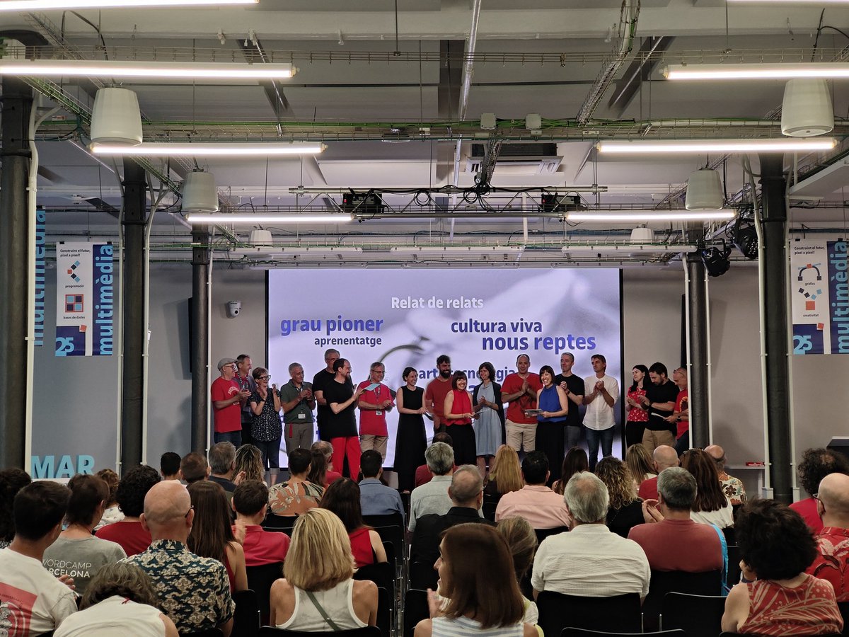 UOCeimt's tweet image. 🎂📸Avui hem celebrat els 25 anys del grau de Multimèdia de la @UOCuniversitat!

🥰Un acte molt especial per compartir experiències, reflexionar sobre el camí recorregut i imaginar junts el futur del professional multimèdia.

✅Amb la benvinguda institucional de la #rectoraUOC…