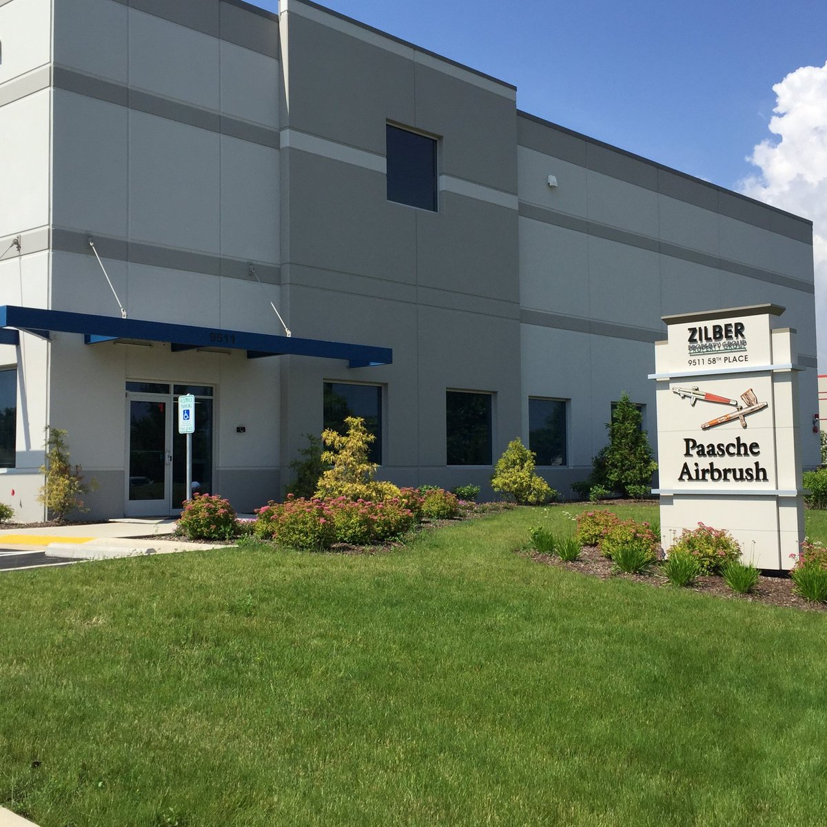 TheDanielMitch's tweet image. just wrapped up a factory tour when i spotted an unassuming sign next door: Paasche Airbrush
on a whim, i walked over and knocked...
even after dozens of factory door knocks on this trip, that nervous feeling never fully goes away - wasn’t sure they’d let me in
but the door…