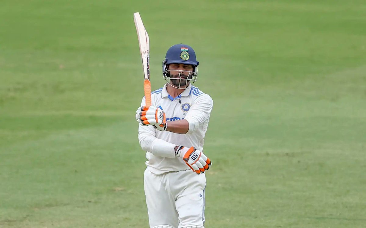 nirajbadhwar's tweet image. जडेजा के प्रशंसक इसे न पढ़ें!
कल के मैच के बाद बहुत सारे लोग सवाल कर रहे हैं कि आखिर जडेजा ने बीच-बीच में रिस्क लेकर कुछ बड़े शॉट क्यों नहीं खेले। भारत आखिर में 22 रन से हार गया। इसका मतलब भारत जीत से सिर्फ 3 या 4 बड़ी हिट दूर था। आप दसवें ग्यारहवें नंबर के बैट्समैन के साथ खेलते…