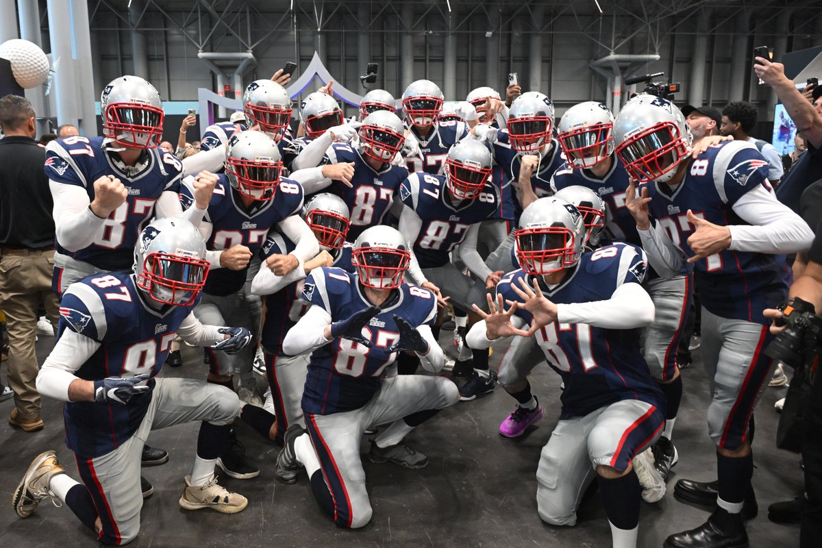 FanaticsFest's tweet image. Tell us a Fanatics Fest moment you’re still thinking about. We’re still trying to figure out which one is Gronk.