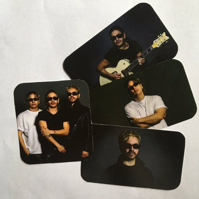 catakalash's tweet image. buenas😁, si estas cansadx de no tener un recuerdo físico del recital, te cuento que voy a estar vendiendo entradas de recuerdo físicas en las 3 fechas de airbag en mar del plata! y también voy a estar vendiendo photocard!
si pueden dar rt así le llega mas gente de las fechas‼️