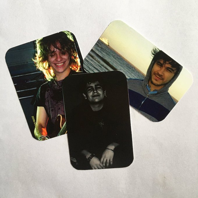 catakalash's tweet image. buenas😁, si estas cansadx de no tener un recuerdo físico del recital, te cuento que voy a estar vendiendo entradas de recuerdo físicas en las 3 fechas de airbag en mar del plata! y también voy a estar vendiendo photocard!
si pueden dar rt así le llega mas gente de las fechas‼️