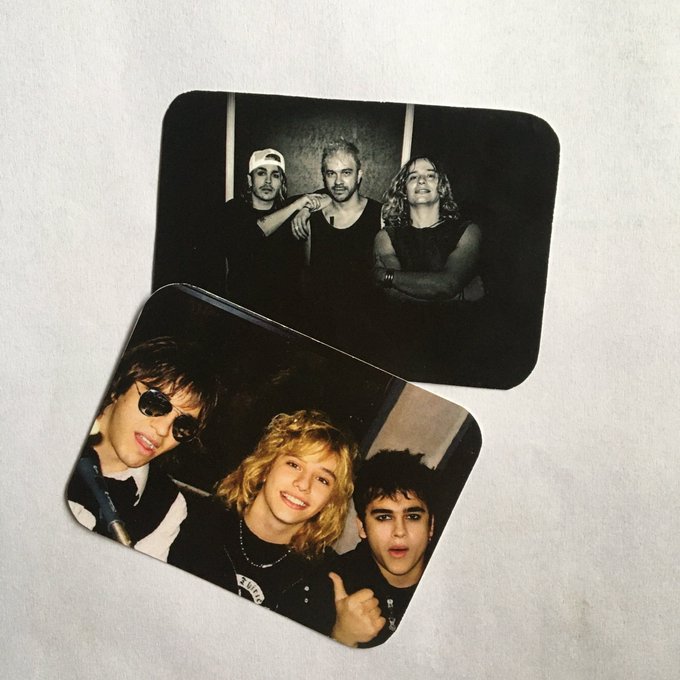 catakalash's tweet image. buenas😁, si estas cansadx de no tener un recuerdo físico del recital, te cuento que voy a estar vendiendo entradas de recuerdo físicas en las 3 fechas de airbag en mar del plata! y también voy a estar vendiendo photocard!
si pueden dar rt así le llega mas gente de las fechas‼️