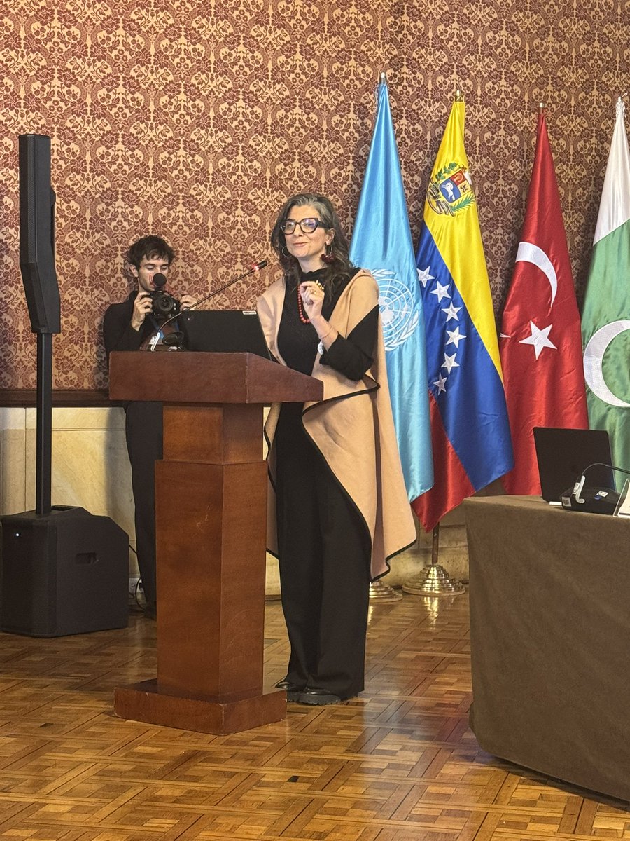“No por simpatía, ni caridad; todos los Estados tienen el deber de romper lazos diplomáticos, militares y estratégicos con Israel, es su deber de cara al derecho internacional”
Francesca Albanese
Conferencia de emergencia para detener el genocidio en Palestina.