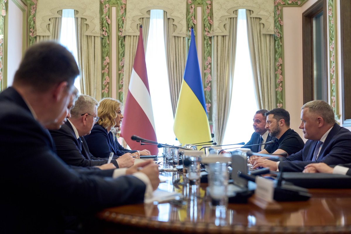 EvikaSilina's tweet image. Šī nav mana pirmā vizīte Ukrainā, kopš Krievija uzsāka savu brutālo karu. Man personīgi ir svarīgi uzsvērt – Ukraina nav viena šajā cīņā pret agresoru. Latvijas tauta ir kopā ar Ukrainas tautu.
To apliecināju arī Ukrainas prezidentam Volodimiram Zelenskim, kurš sirsnīgi…