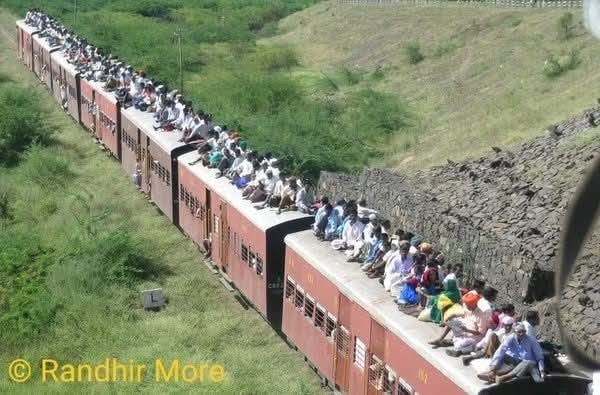 #देवाची_गाडी
 #मिरज-पंढरपूर मार्गावर 1927 ला सुरू झाली.इंग्लंडच्या मद्रास&amp;सदर्न मराठा कंपनीची रेल्वे! 
वारकऱ्यांची लाडकी – छतावरून प्रवास,गती कमी,भुईमूग उपटून पुन्हा चढत.1955 ला लालबहादूर शास्त्रींनीही प्रवास केला!1932 ची जाहिरात आजही लक्षवेधी! #MirajJunction
©मानसिंगराव कुमठेकर