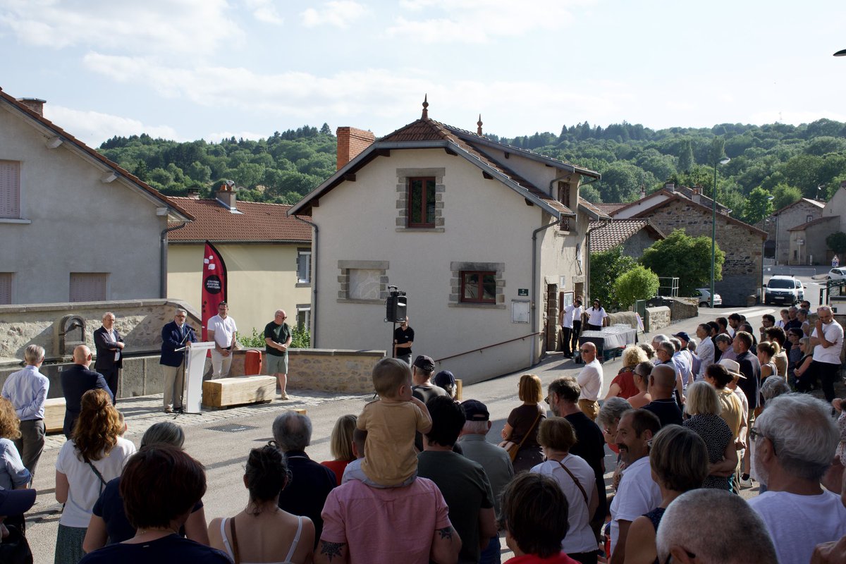 olivierbianchi1's tweet photo. 🚶‍♀️ La métropole investit pour tous les habitants dans chaque commune.
La rue principale de Manson a été entièrement repensée : chaussée rénovée, trottoirs élargis, abribus, végétalisation. 
Un projet mené avec la commune et le @smtc63 pour améliorer la qualité de vie. https://t.co/caDq5A1VYg