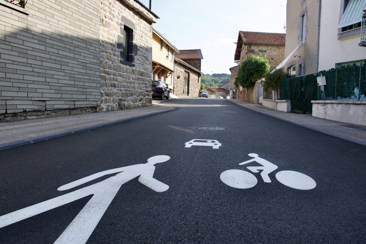 olivierbianchi1's tweet photo. 🚶‍♀️ La métropole investit pour tous les habitants dans chaque commune.
La rue principale de Manson a été entièrement repensée : chaussée rénovée, trottoirs élargis, abribus, végétalisation. 
Un projet mené avec la commune et le @smtc63 pour améliorer la qualité de vie. https://t.co/caDq5A1VYg