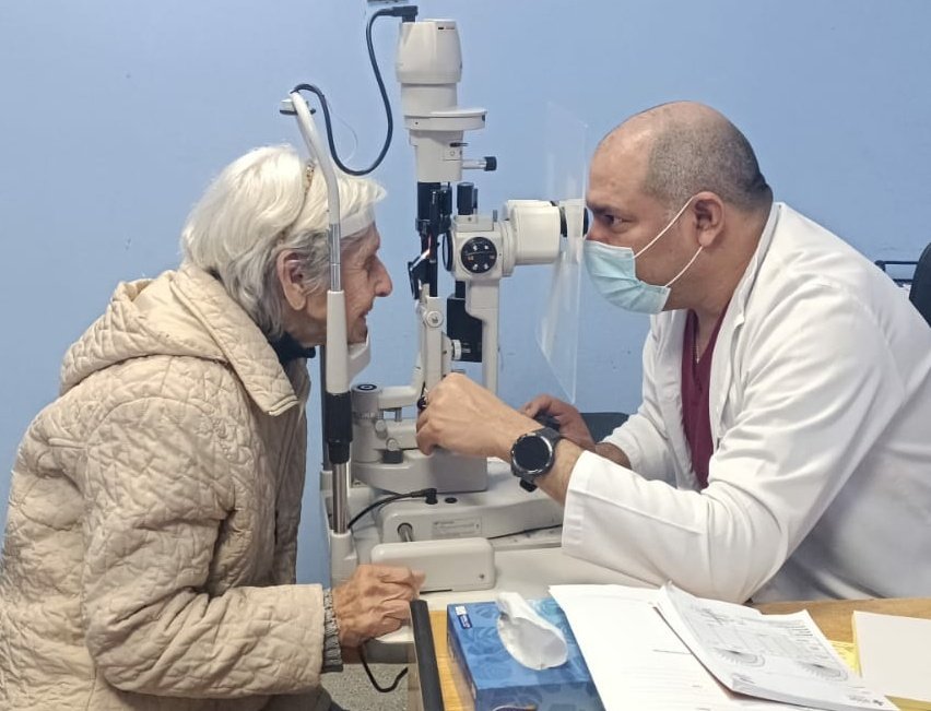 UyCubacoopera's tweet photo. Paciente de 94 años de edad , en control postoperatorio de cirugía cataratas, dándonos su agradecimiento, volvió a ver esa luz que tanto necesitaba. Es gratificante para nuestra brigada recibir a diario tanta gratitud de este pueblo uruguayo.  #MisiónMilagro17años https://t.co/dIgli1T7dI