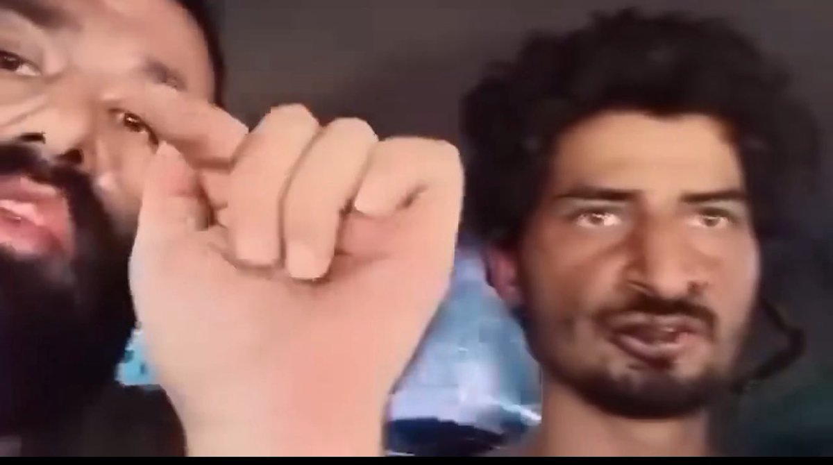 كل مين بكا على موقف وضحك على التاني هو طائفي، عنصري، وما عنده لا أخلاق ولا إنسانية.

إنتو وجهين لذات القرف، نفس العفن الفكري، ونفس الرداءة الأخلاقية. 

ما عندكن مشكلة بإهانة الناس طالما مو من جماعتكن.

إنتو نماذج قذرة مُعفنة.