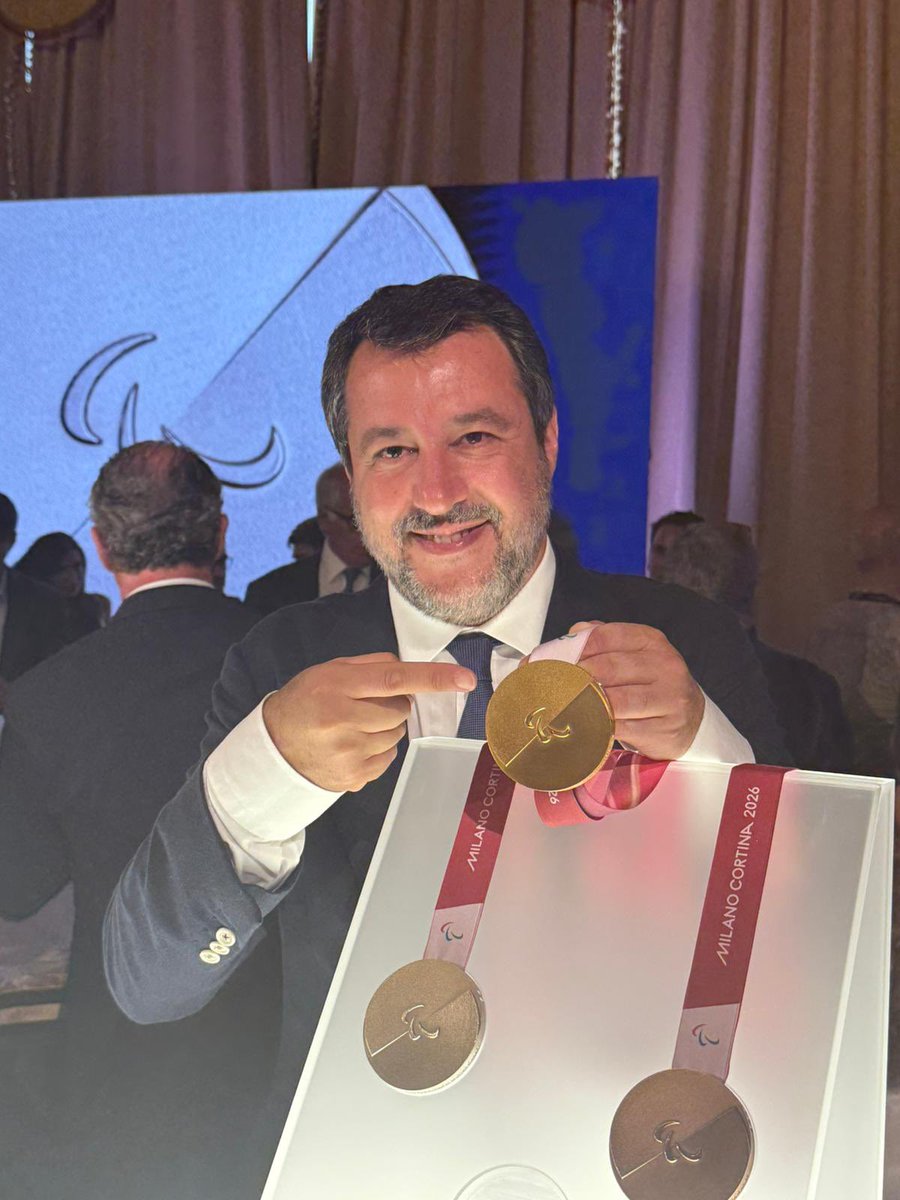 mitgov_it's tweet image. Svelate le nuove #medaglie di #MilanoCortina2026: un simbolo di orgoglio, innovazione e radici 🇮🇹
Il Ministro #Salvini alla presentazione del design che unisce #sport, #territorio e #eccellenza italiana.
👉 Scopri di più: mit.gov.it/comunicazione/…
#Olimpiadi #Paralimpiadi #Italia