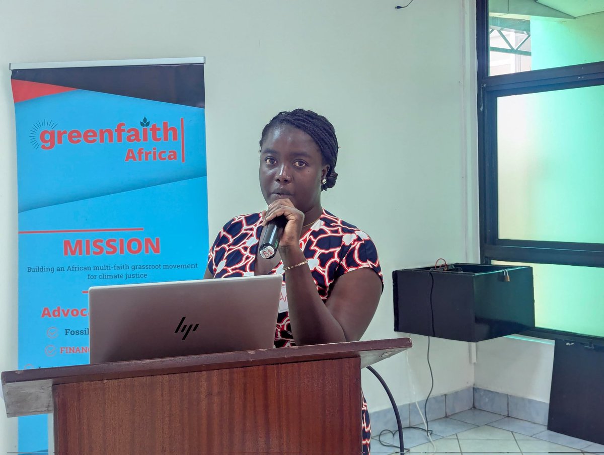 UgandaFaith's tweet image. Akulira Greenfaith Uganda nga alaga engeri gyagenda okufuba okulaba nga akyuusa enkola ya okukozesa amafuta evaawo abantu bakozese Solar okusobola okukuma obutonde bwensi
#AMCEN2025
#GreenFaith_Afr
#