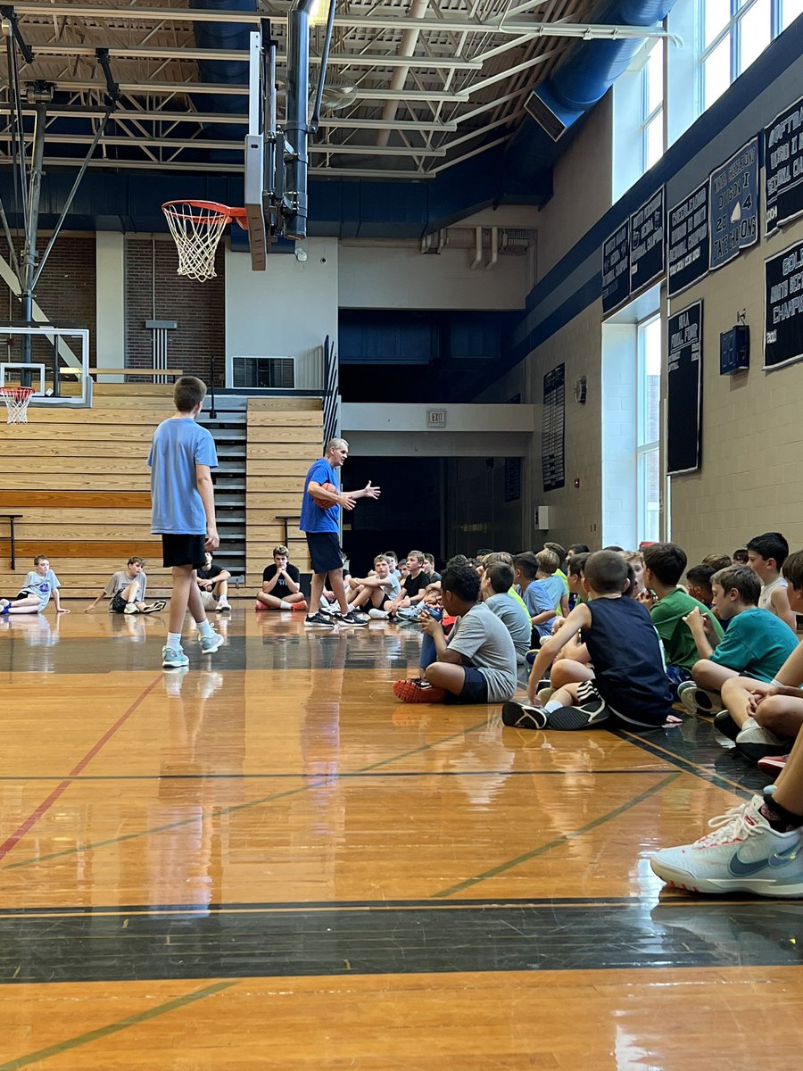 We love a Coach Nelson shooting lecture! Thank you for helping us get better today, Coach! 🏀🤝🏼 <a href="/TritonVikingAD/">Triton Athletics</a> <a href="/mthoops11/">Michael Trovato</a>