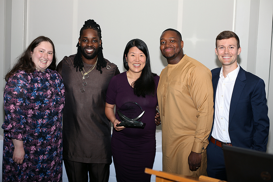 FlaumEye's tweet image. We are so proud of our graduating residents and fellows for finishing their programs with us here at Flaum! We know you'll do great things in the world and help so many people!
Learn more about their graduation here: urmc.rochester.edu/eye-institute/…
#ophthalmology #optometry