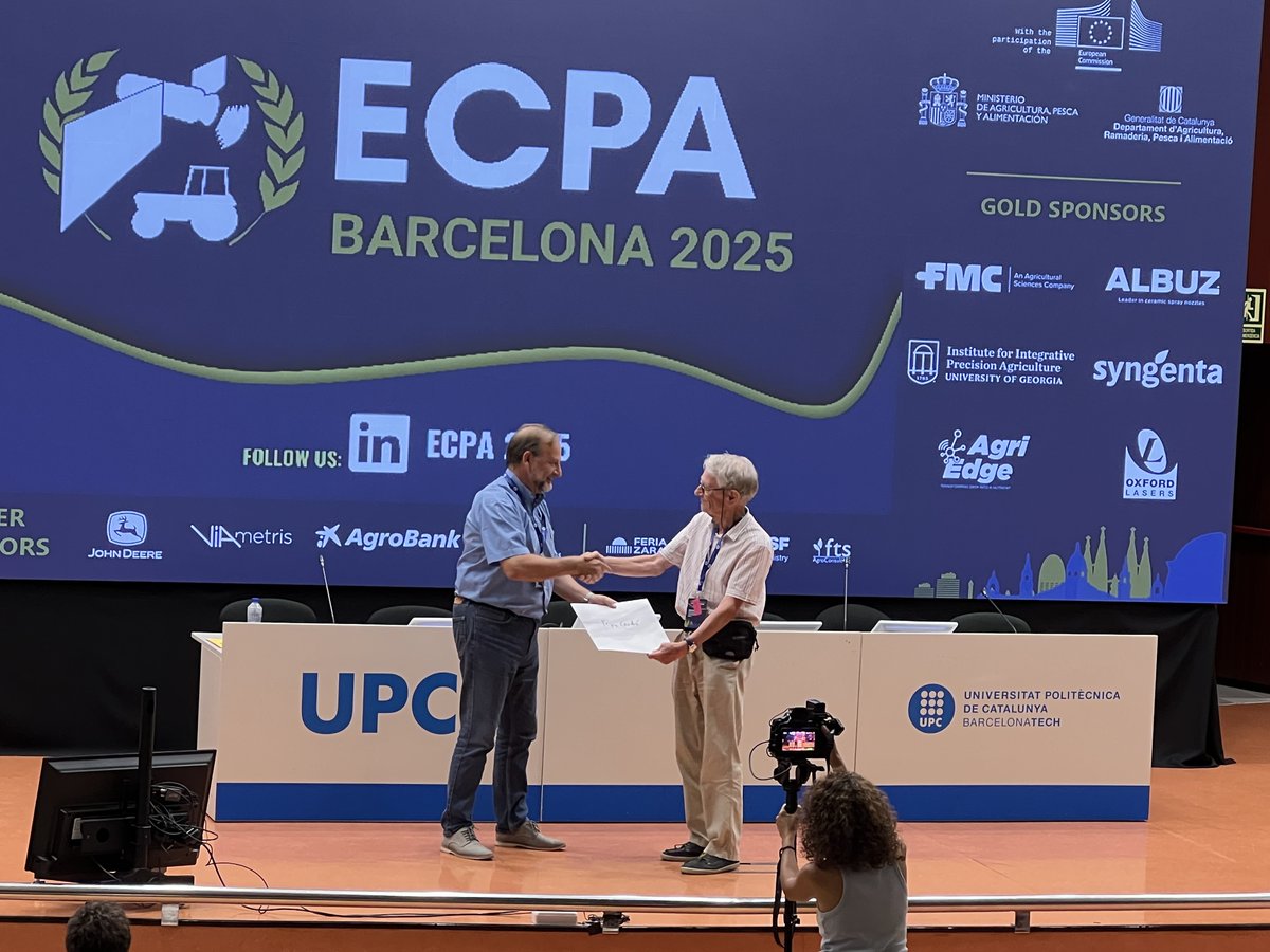 IntSoPA's tweet image. Congratulations to ISPA past-president John Stafford on 28 years at the European Conference of Precision Agriculture. He was honored at the closing session of the ECPA this year.
#ISPAg