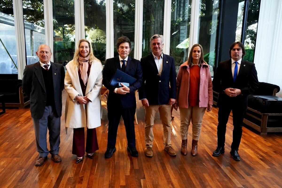 Gabr. De Raedemaeker (@gajoderama) on Twitter photo Me parece que el Presidente <a href="/JMilei/">Javier Milei</a> fue a la Rural a pispear si lo van a putear cuando inaugure la Expo más que a reunirse con la Comisión de Enlace...de paso volvió a prometer que va a bajar los DEx. Osea... Me parece que el Presidente <a href="/JMilei/">Javier Milei</a> fue a la Rural a pispear si lo van a putear cuando inaugure la Expo más que a reunirse con la Comisión de Enlace...de paso volvió a prometer que va a bajar los DEx. Osea...