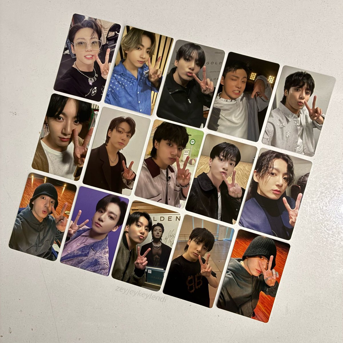 zeyjeykeylendi's tweet photo. no one :
jungkook photocards :✌🏻✌🏻✌🏻✌🏻✌🏻 https://t.co/A91kfshiJz