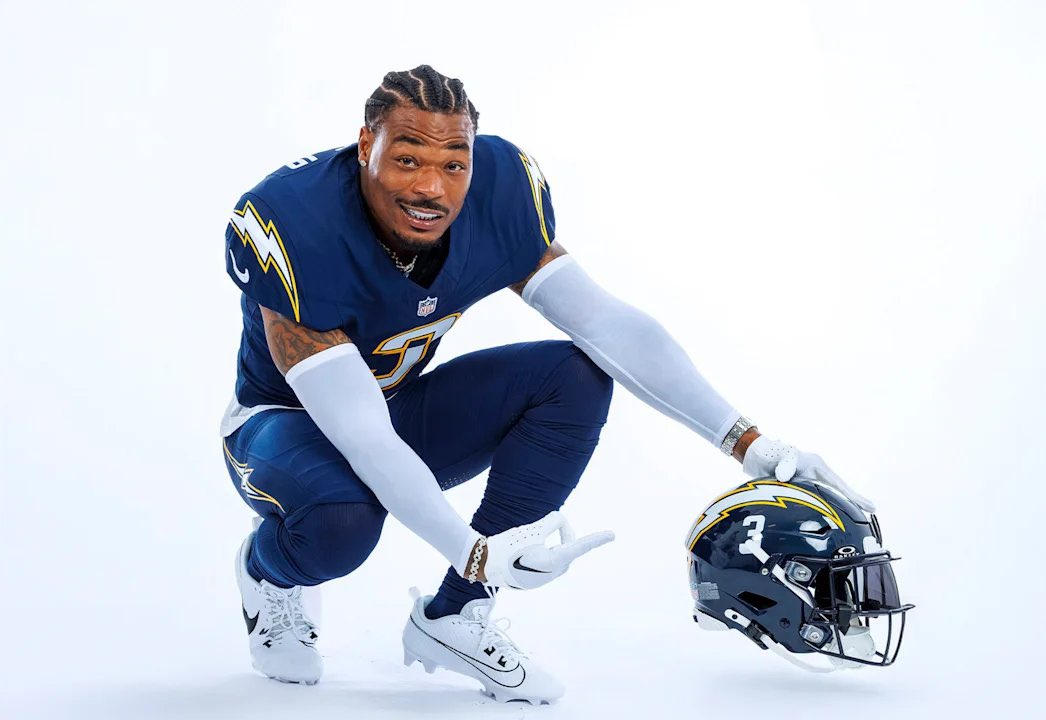 GACPodcast17's tweet image. Derwin James rocking the best uniform in football #BoltUp