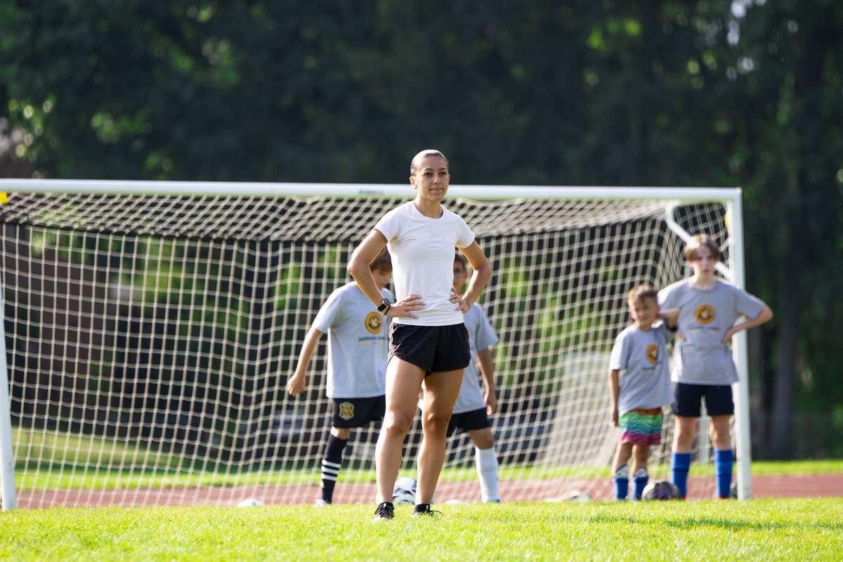 RivetersSC's tweet image. Spreading the love for the game! 🫶
 
Riveters players joined @HoundsAcademy as guest coaches at summer camps throughout the past few weeks!☀️ Coming to one of the remaining camps? See if any of the Riveters are at yours! 🤝
 
#RivetersRise