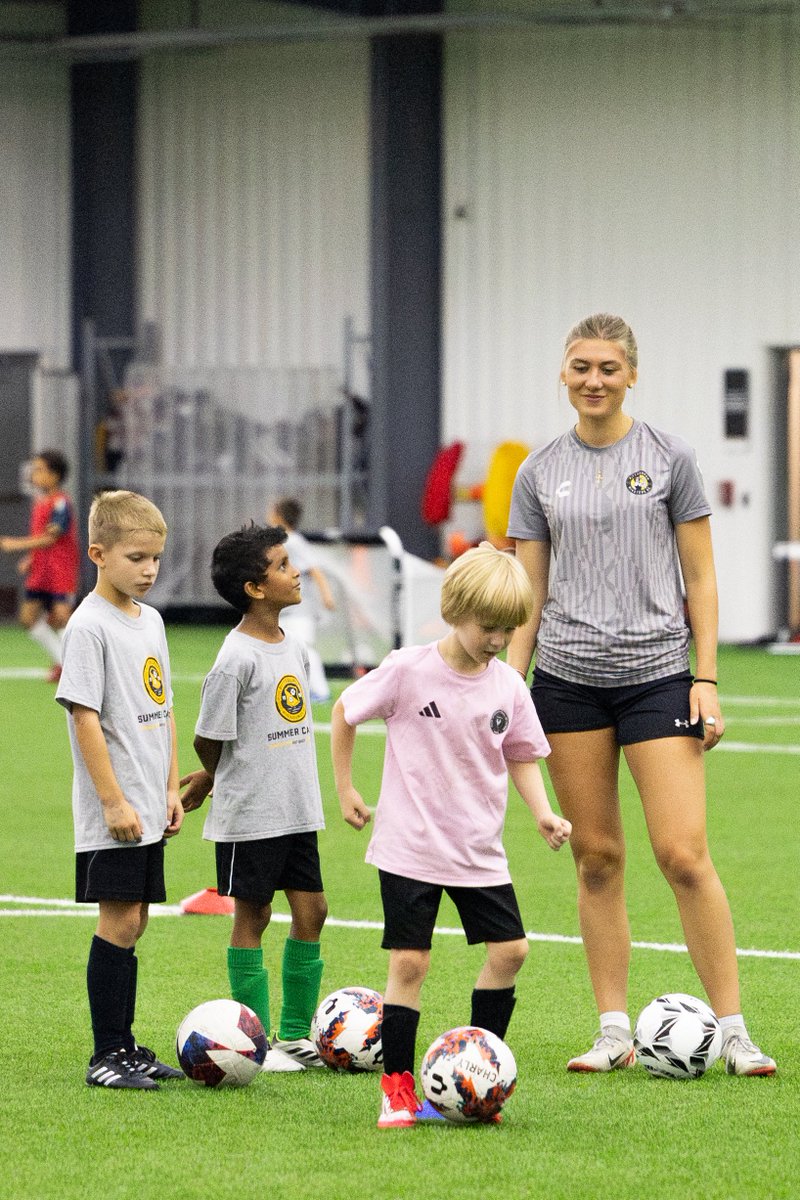 RivetersSC's tweet image. Spreading the love for the game! 🫶
 
Riveters players joined @HoundsAcademy as guest coaches at summer camps throughout the past few weeks!☀️ Coming to one of the remaining camps? See if any of the Riveters are at yours! 🤝
 
#RivetersRise