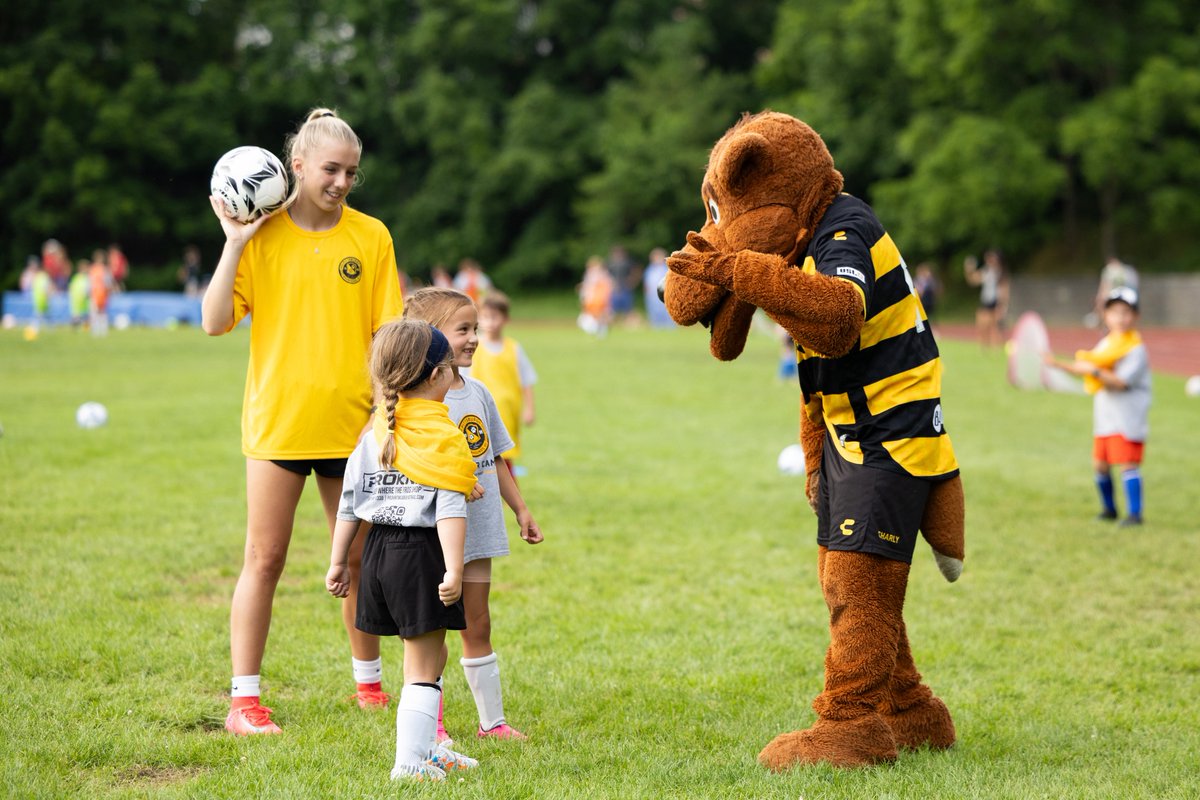 RivetersSC's tweet image. Spreading the love for the game! 🫶
 
Riveters players joined @HoundsAcademy as guest coaches at summer camps throughout the past few weeks!☀️ Coming to one of the remaining camps? See if any of the Riveters are at yours! 🤝
 
#RivetersRise