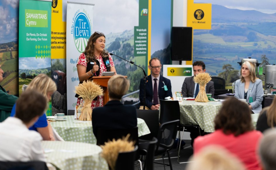 SamaritansCymru's tweet image. Y llynedd, siaradodd y ffermwraig ifanc Elin Lewis yn lansiad prosiect Ein Ffermio, Ein Dyfodol yn Sioe Frenhinol Cymru. Heddiw, rydym wedi bod allan gyda Clear the Fog yn ei chyfweld ar gyfer ffilm fer.Methu aros i rannu&apos;r ffilm newydd yn fuan!
#Iechydmeddwl #ffermio #cefnogaeth