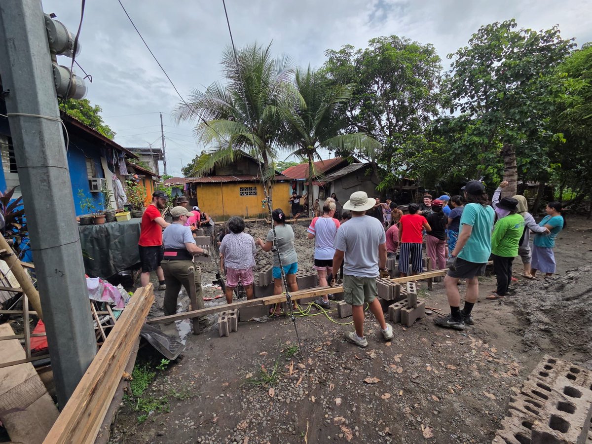 LewisUniversity's tweet image. Students, faculty, and staff from #LewisU traveled to Bacolod City, Philippines, to help build a home in a Gawad Kalinga Village. 🏠

Along with the University of St. La Salle, they lived out the Lewis mission of service, compassion, and community.

#TravelTuesday