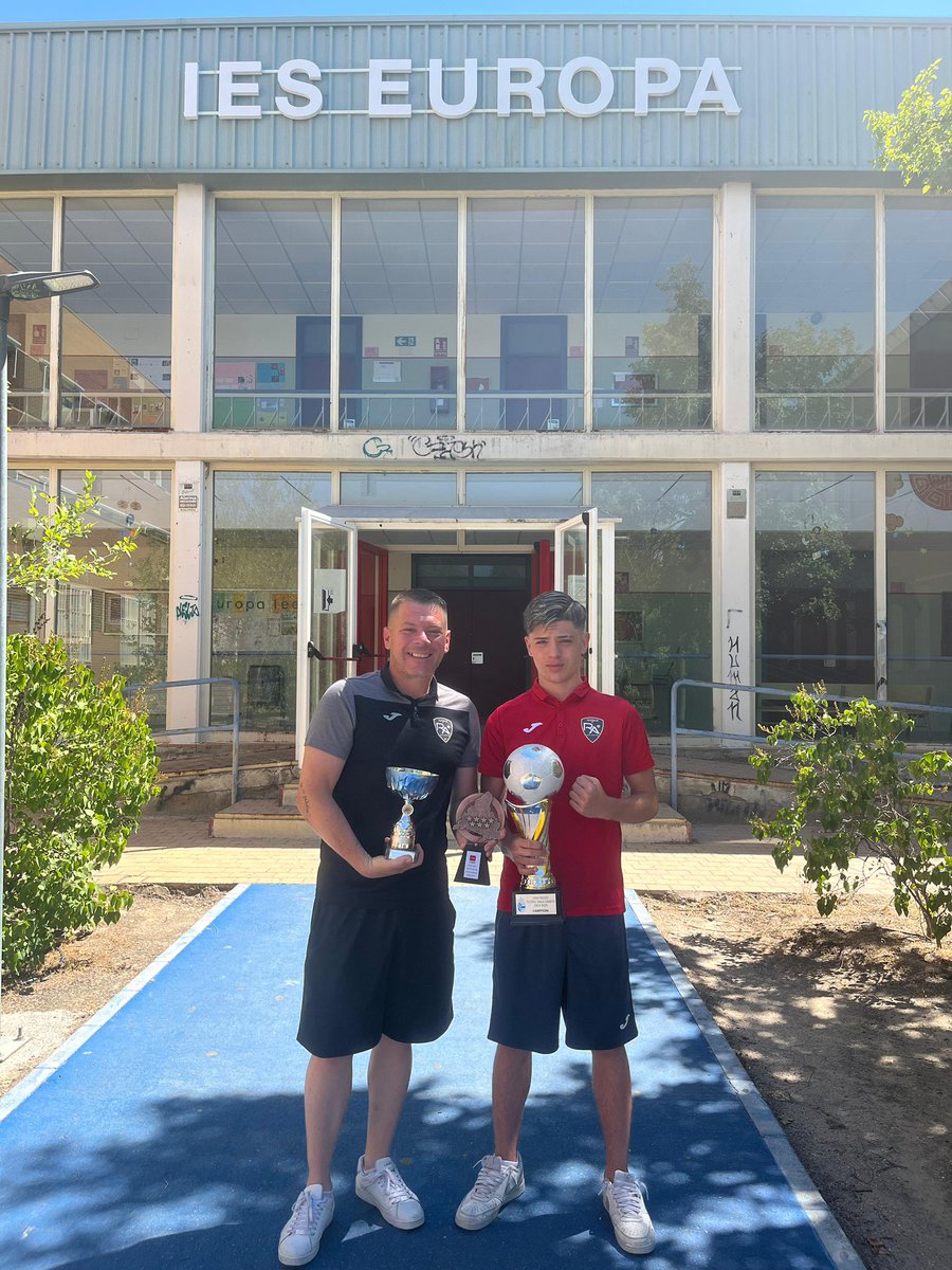 🏆CAMPEONES DE LIGA🏆

Nuestro equipo Cadete del IES Europa ha finalizado campeón de Liga Deuco en la temporada 24/25.💪🏻⚽️

Se lleva el broche quedando como el equipo máximo goleador y terminando 3º de la Comunidad de Madrid.

Enhorabuena chavales!!❤️💙